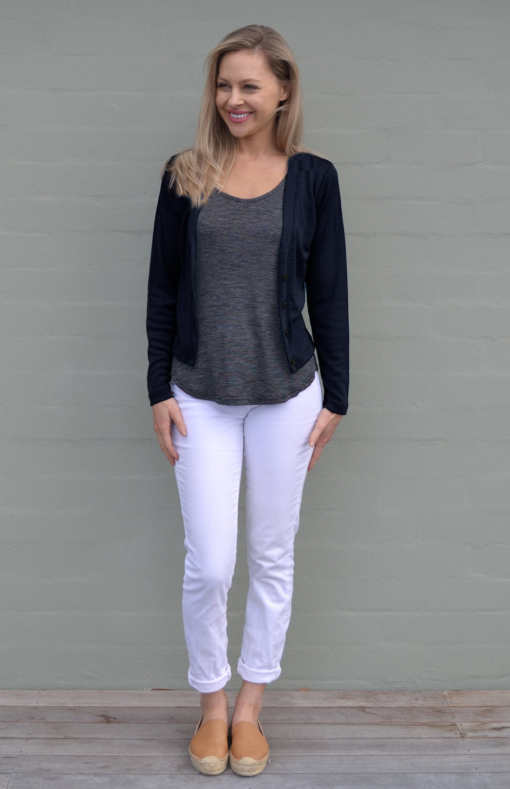 French Navy Blue Women&#39;s Cropped Cardigan with Long Sleeves
